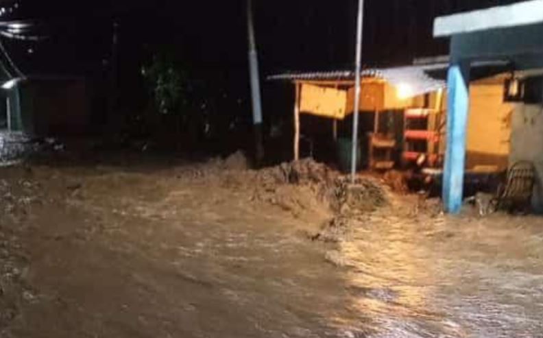 Lluvias torrenciales atemorizan a población de Las Tejerías (+Video)