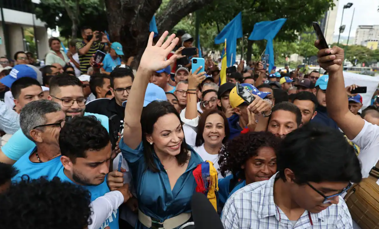 María Corina Machado revela si le "levantará" o no la mano a un sustituto para las Presidenciales