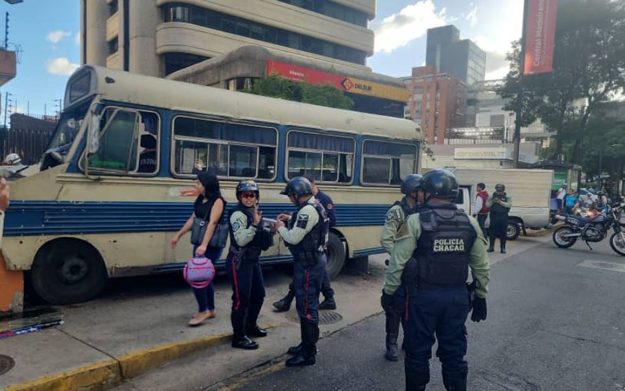Autobús perdió los frenos y se estrelló frente a la estación Altamira | Diario 2001