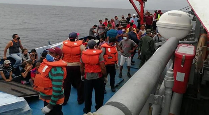 Rescatan embarcación con 221 migrantes irregulares a bordo