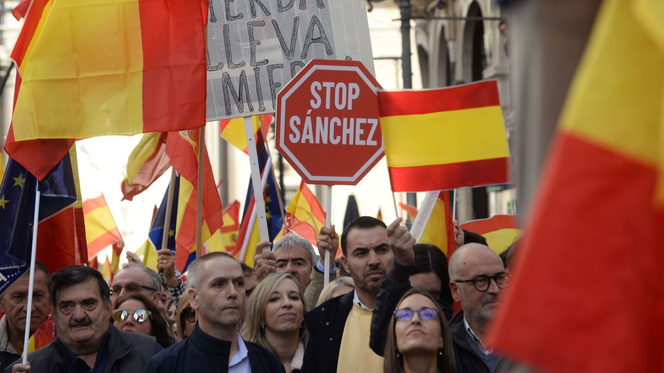 Protestan en España contra la amnistía a los independentistas catalanes