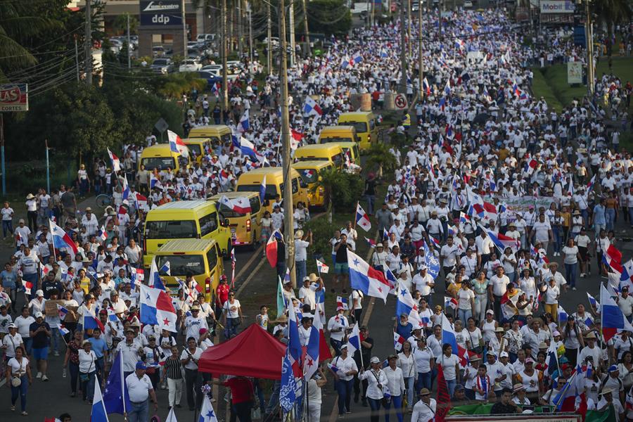 Educadores marchan por la paz en Panamá tras tiroteo durante manifestación