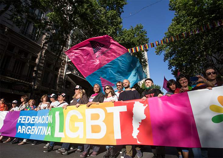 Miles de miembros de la comunidad LGBTI+ marchan en Argentina