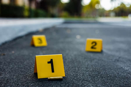 189625788 un grupo de marcadores amarillos de evidencia de la escena del crimen en la calle despues de que un