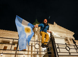 Reportan segunda noche de protestas contra Javier Milei en Argentina (+Video)