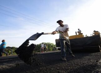 Colocan más de 200 toneladas de asfalto en la Panamericana