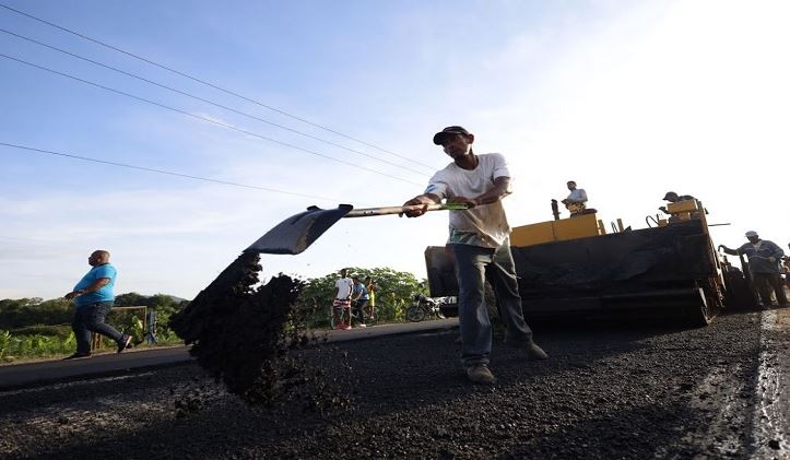 Colocan más de 200 toneladas de asfalto en la Panamericana