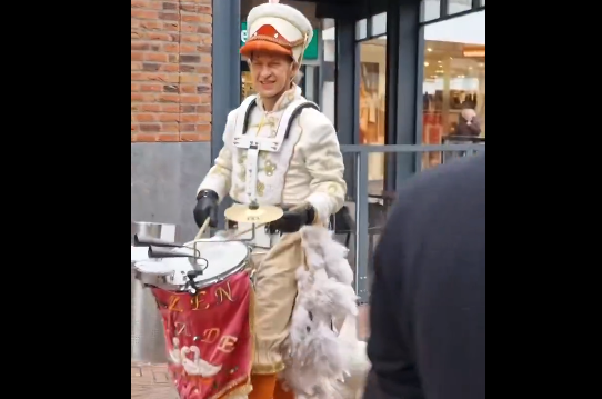 Particular desfile cautiva a turistas en Países Bajos (+Video