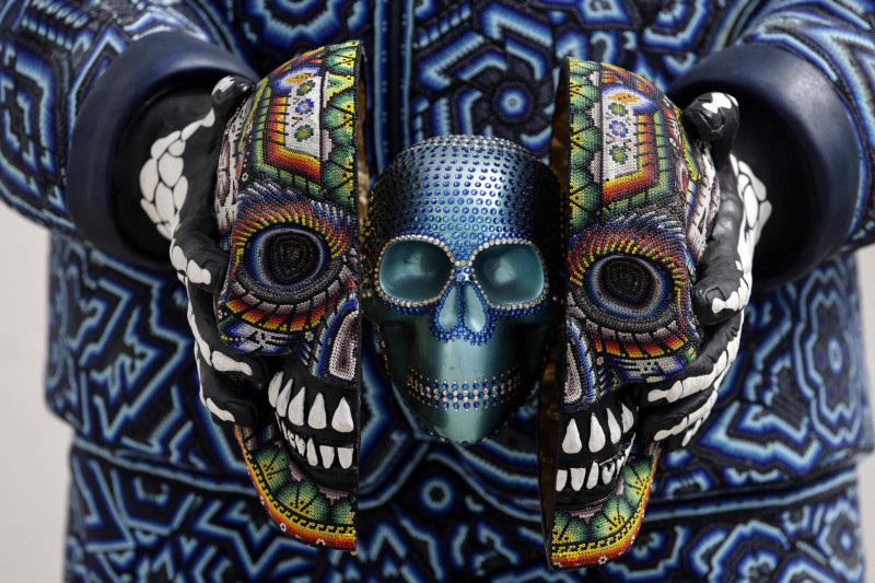 ¿Dónde?: Exhiben cráneos hechos con arte indígena y cristales Swarovski