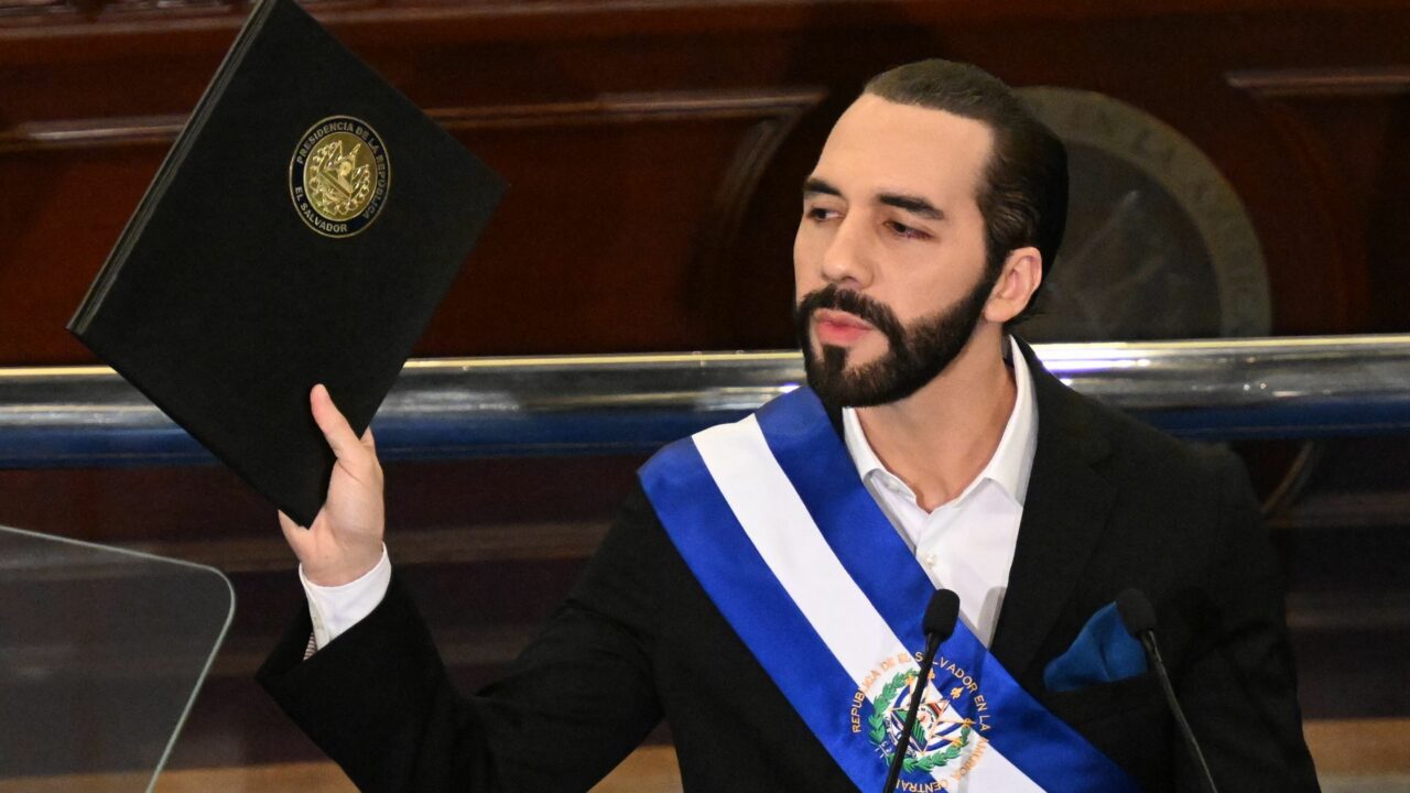 Nayib Bukele se compara con Hugo Chávez tras tomar estas medidas