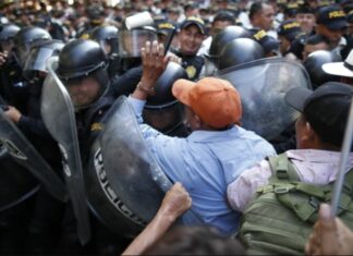 Manifestantes y policía se enfrentan en las afueras del Congreso de Guatemala