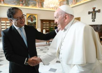 Petro propone al papa Francisco negociar con el ELN en el Vaticano
