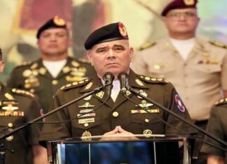 Maduro ordena a Padrino López expulsar de la FANB a los “traidores”