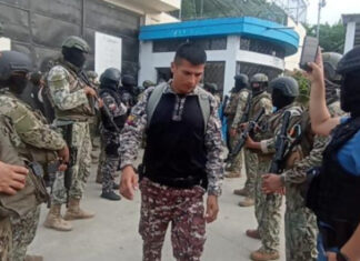 Liberan a 41 policías secuestrados en las cárceles de Ecuador
