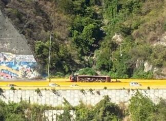 Reportan volcamiento de gandola en la autopista Caracas-La Guaira