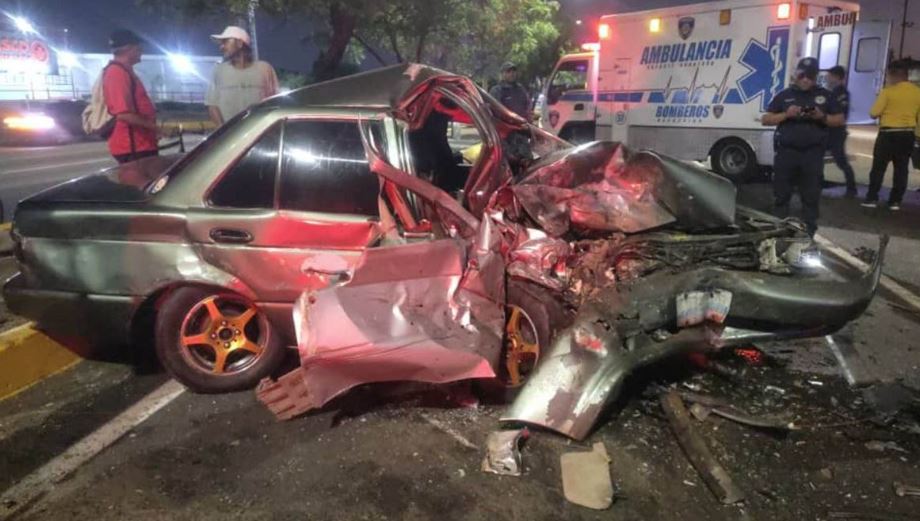 Aparatoso accidente de tránsito deja al menos dos muertos y tres heridos | Diario 2001