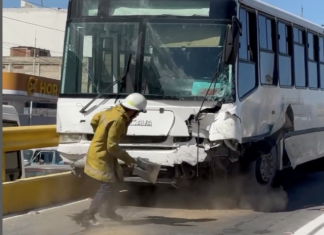 Pasajeros de autobús salen por ventanas tras accidente en La Guaira (+Video)