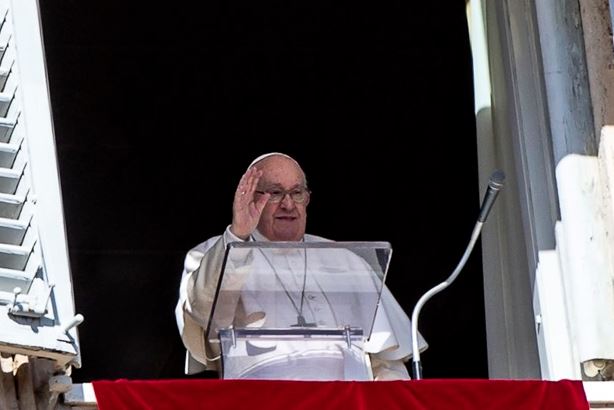 Escándalo por rezos de sacerdotes para que el Papa "pueda ir al cielo cuanto antes"