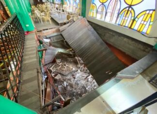 Tragedia en Miércoles de Ceniza| Colapsa balcón de una iglesia en Filipinas (+VIDEO)