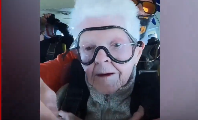 Orlando| Abuela de 94 años se lanza en paracaídas (+Video)