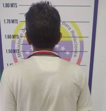 Detenido por mostrar sus partes íntimas a una adolescente