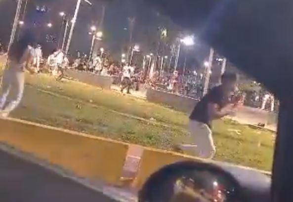 Reportan “batalla de carnaval” con palos y botellas en Plaza Venezuela (+Video)