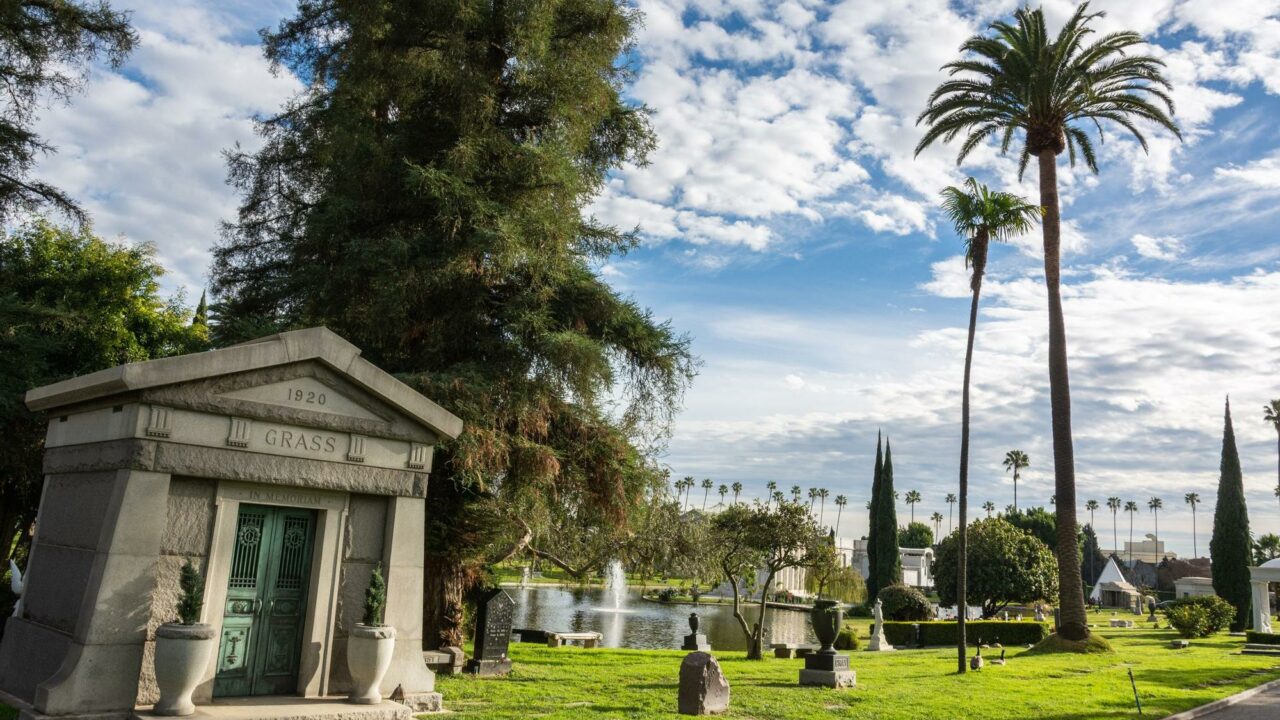 Conoce el sueldo de los cementerios de Los Ángeles (+MONTOS) | Diario 2001