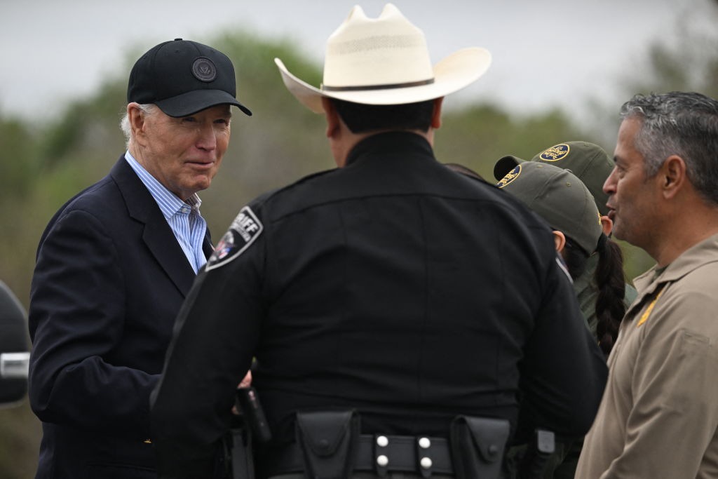 ¿Qué mensajes dejaron Biden y Trump durante su visita a la frontera?