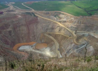 Mineros atrapados tras deslizamiento de tierra (+Video)