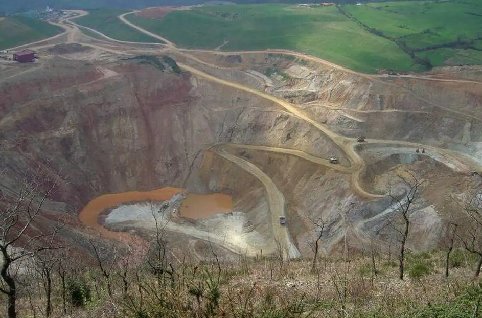 Mineros atrapados tras deslizamiento de tierra (+Video)