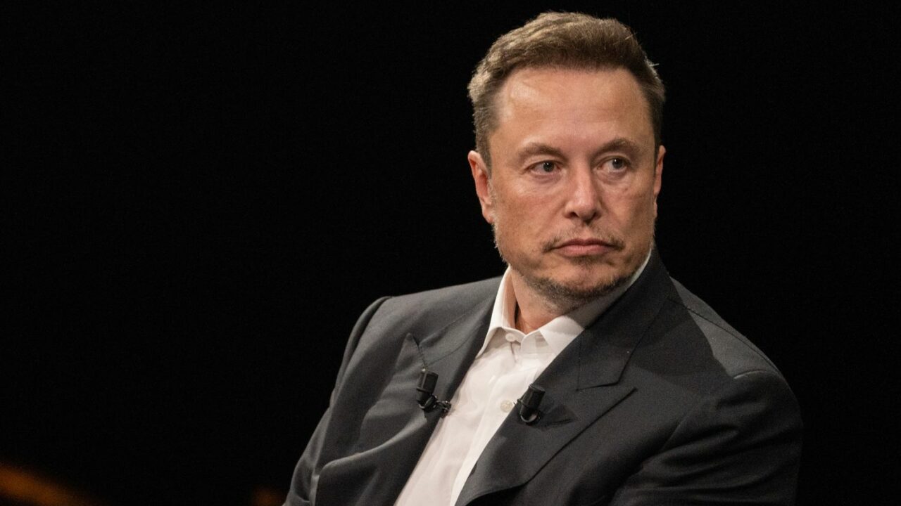 Elon Musk anuncia producción de robots humanoides 