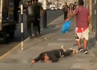 Buhonero venezolano fue lanzado contra el piso por fiscalizadores (+Video)
