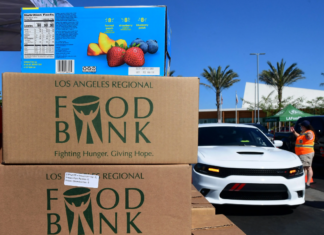 California entrega alimentos gratis en diversos centros comunitarios