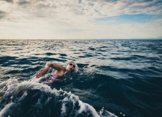 Descubre los beneficios de nadar en el mar para la salud mental