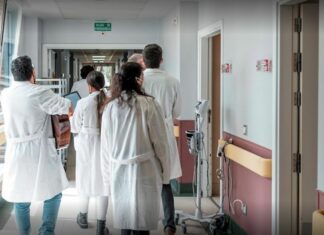 Sanitario muere tras recibir una patada en los testículos en España