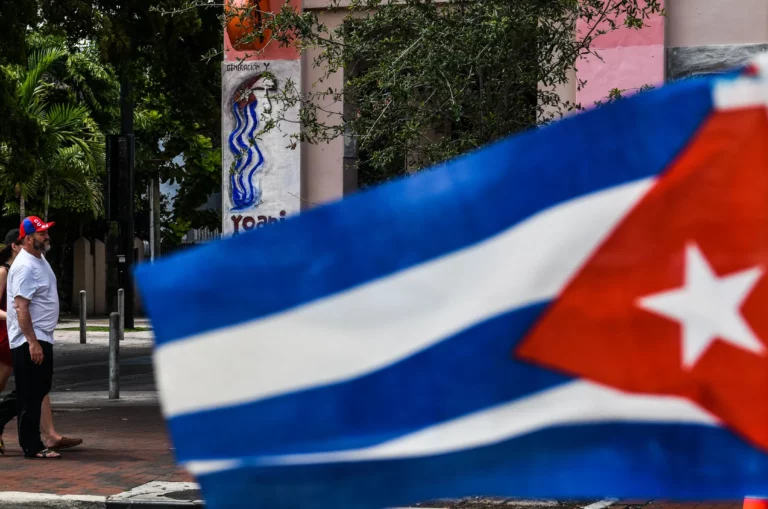 ¿Cubanos con asilo pueden perder la residencia en EEUU si viajan a su país?