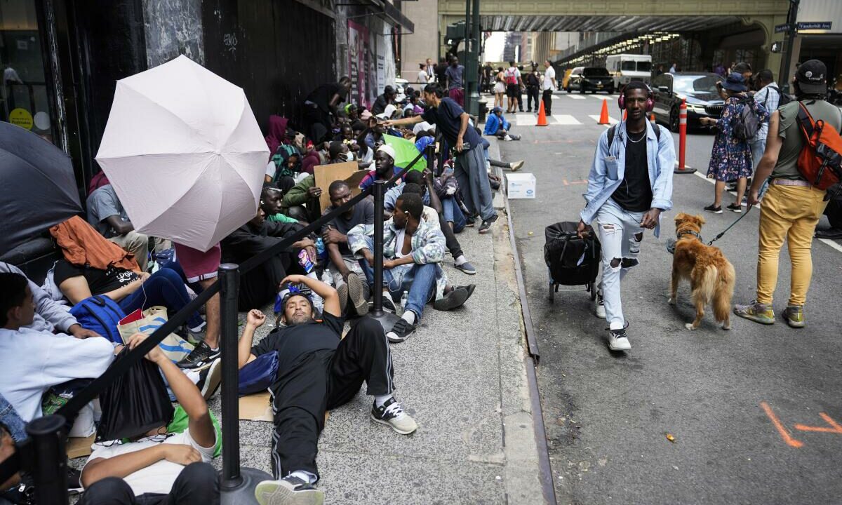 Migrante venezolana se pronuncia ante desalojo de refugio en Nueva York | Diario 2001