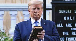 Trump vende biblias para cubrir sus gastos