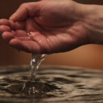 Descubre cómo puedes bendecir el agua sin ir a la iglesia