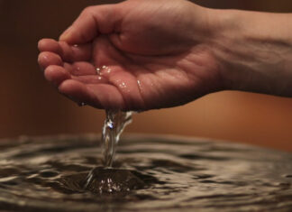 Descubre cómo puedes bendecir el agua sin ir a la iglesia
