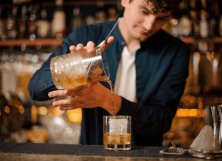 Este es el estatus que necesita un migrante para ser bartender en EEUU