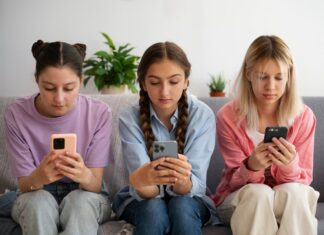 Florida toma medida sobre ley para regular redes sociales a menores
