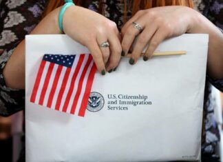 ¿Qué pide Uscis a las personas que reciben la naturalización americana?