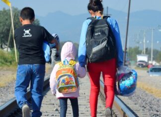 ¿Los padres que envían a sus hijos solos a cruzar la frontera son criminales?