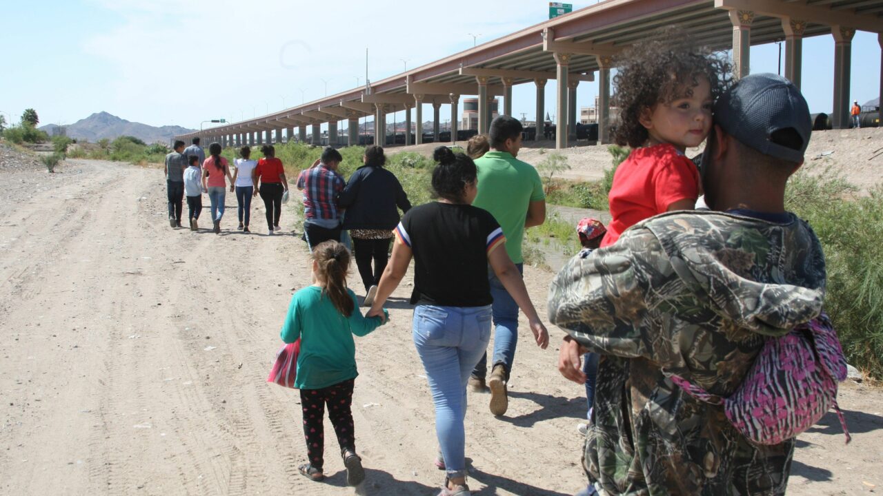 Arizona veta ley que permitía disparar contra migrantes en la frontera con México