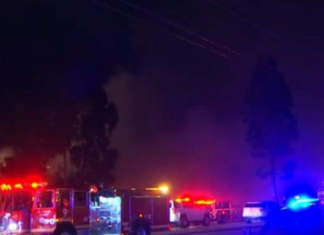 California| Bomberos combaten voraz incendio con explosiones en complejo de apartamentos (+Video)