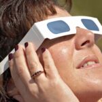¿Cómo proteger tus ojos durante un eclipse y qué pasa si miras sin protección?
