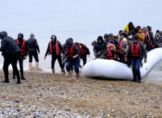 Niña muere ahogada tras naufragio de migrantes