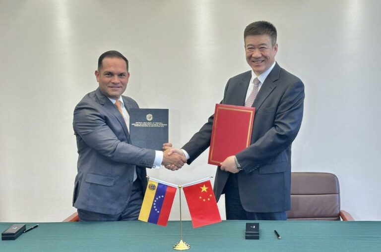 Venezuela y China formalizan protocolos para iniciar vuelos comerciales