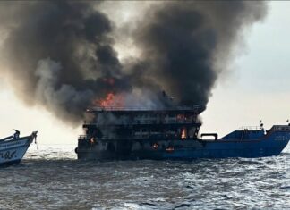 Más de 100 personas saltan al mar tras incendio en un ferry (+Video)